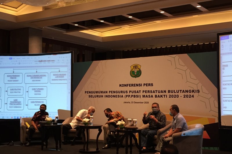 Ketua Umum Pengurus Pusat Persatuan Bulu tangkis Seluruh Indonesia (PP PBSI) Agung Firman Sampurna (tengah) dalam konferensi pers pengumuman susunan kepengurusan baru PBSI periode 2020-2024 di Jakarta, Rabu (23/12/2020). (ANTARA/Shofi Ayudiana)