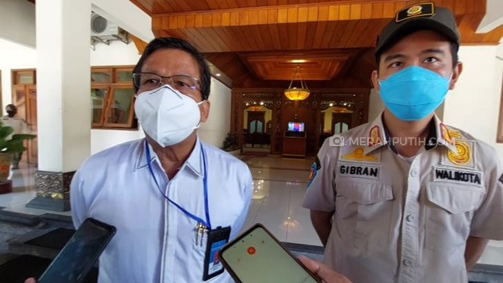 Rektor UNS Jamal Wiwoho (kiri) bersama Wali Kota Gibran Rakabuming Raka. (MP/Ismail)