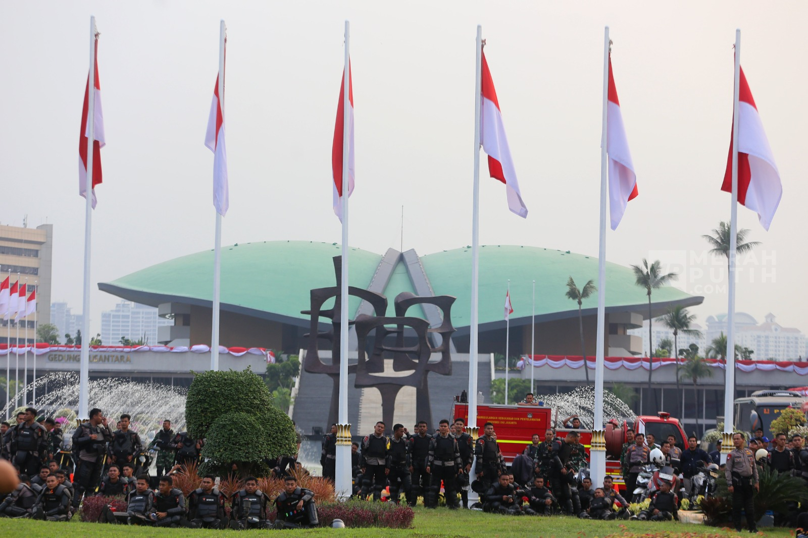 Aksi Polisi Anti Huru-Hara Kawal Gedung DPR saat Demo 27 Agustus