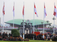 Aksi Polisi Anti Huru-Hara Kawal Gedung DPR saat Demo 27 Agustus