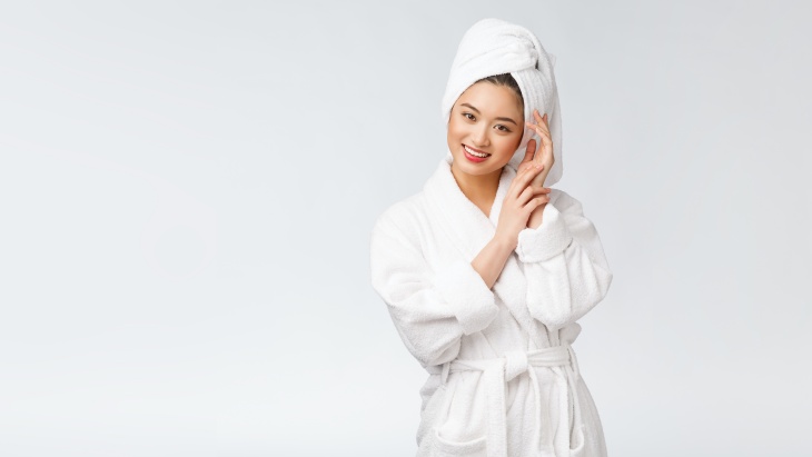 Tren 'Shower Makeup' ala TikTok Bisa Membuatmu Tampak Glowing 