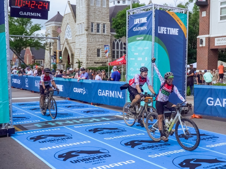 Ivo Ananda (depan) satu-satunya perempuan asal Indonesia yang mengikuti Unbound Gravel 2022saat berhasil finis 100 mil di belakangnya ada Dietmar Dutilleux dan Amdani Ocha selaku direktur riset brand jersey sepeda Indonesia SUB Jersey. (Foto: MP/Ist)