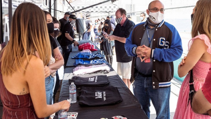 Vans Sumbangkan 320 Komputer untuk Pelajar di Los Angeles