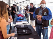 Vans Sumbangkan 320 Komputer untuk Pelajar di Los Angeles 