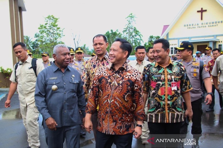 Menteri Dalam Negeri (Mendagri), Tito Karnavian (tengah) dalam lawatannya ke Papua didampingi Pelaksana tugas Direktur Jenderal (Plt Dirjen) Politik dan Pemerintahan Umum Kementerian Dalam Negeri, Bahtiar (kanan) di Papua, Jumat (25/10/2019). ANTARA/HO Puspen Kemendagri/am.