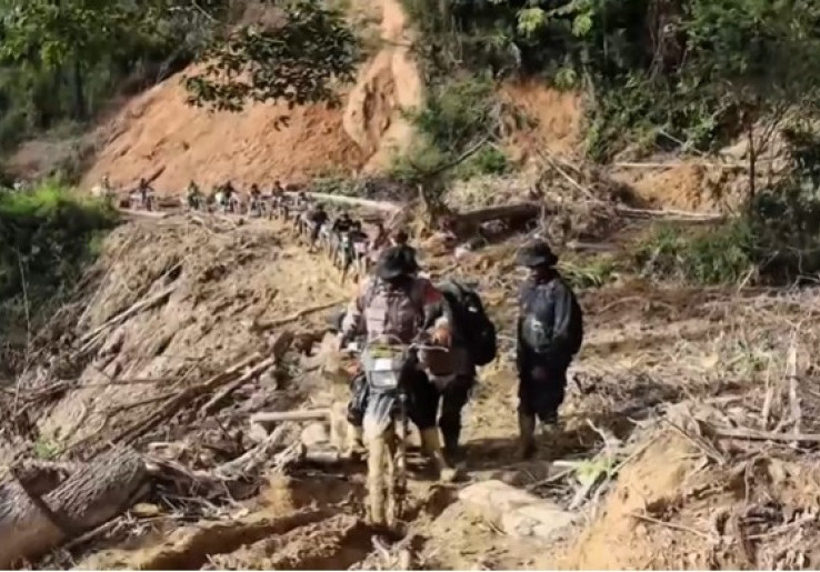 Semangat Polisi Terobos Kampung Terisolasi di Aceh Dengan Pakai Trail