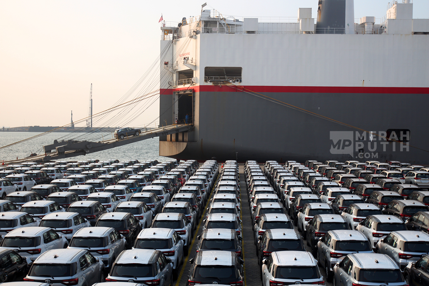 Surplus Neraca Perdagangan Indonesia Kian Menipis