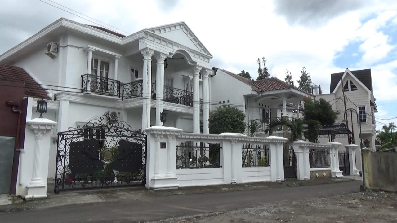 Menko Luhut Cek Kesiapan Pernikahan di Rumah Erina Gudono