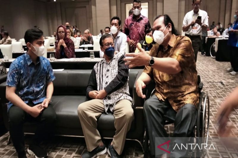 Ketua Umum National Paralympic Committee (NPC) Indonesia, Senny Marbun (kanan) mendapingi Deputi 3 Bidang Pembudayaan Olahraga Kemenpora Raden Isnanta (tengah) dan Wali Kota Surakarta Gibran Rakabuming Raka (kiri) dalam acara pembukaan Rakernas NPC Indonesia di Hotel Alila Solo, Selasa (19/4/2022) malam. ANTARA/Bambang Dwi Marwoto.