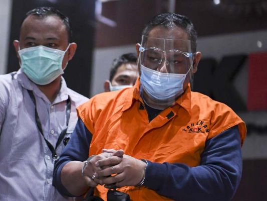 Pejabat Pembuat Komitmen di Kementerian Sosial Matheus Joko Santoso (kanan) berjalan menuju mobil tahanan usai diperiksa di gedung KPK, Jakarta, Minggu (6/12). Foto: ANTARA/Hafidz Mubarak