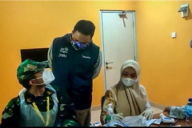 Gubernur DKI Jakarta Anies Baswedan saat meninjau pelaksanaan vaksinasi COVID-19 di Terminal Pulogebang, Jakarta, Sabtu (17/7/2021). ANTARA/HO-Kominfotik Jakarta Timur