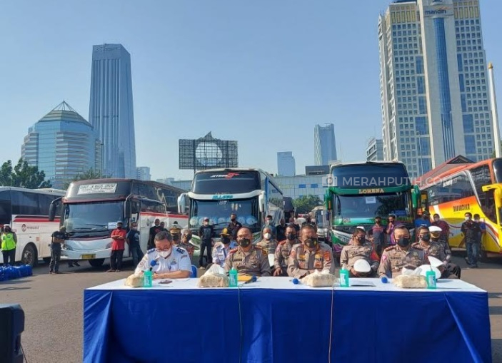 Polda Metro Amankan 36 Bus Antar Kota Pelanggar Trayek Saat PPKM Darurat