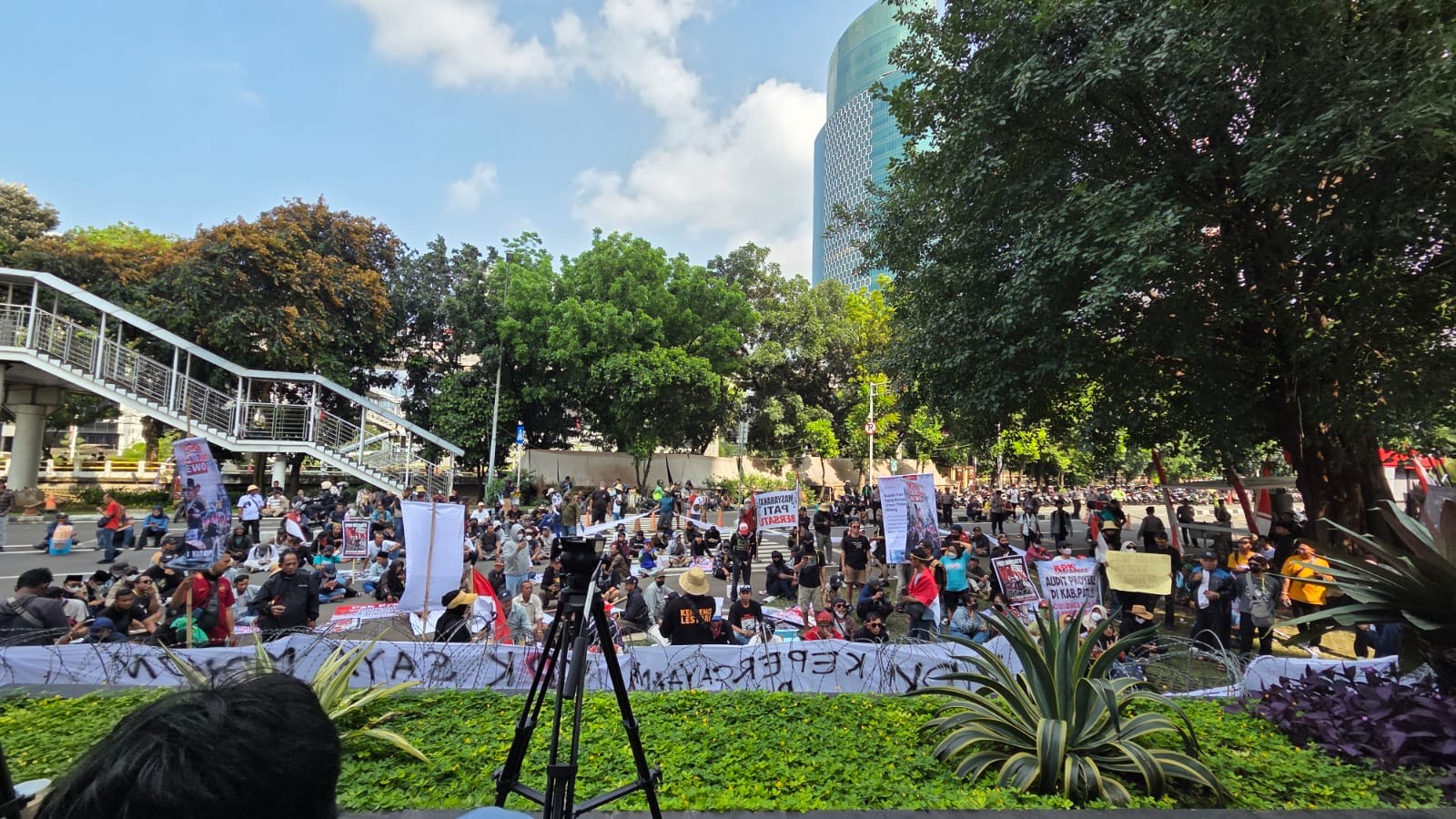 Ratusan Warga Pati Geruduk Gedung KPK, Minta Bupati Sudewo Ditetapkan Tersangka