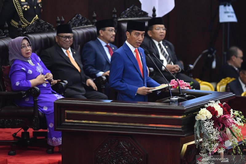 Presiden Joko Widodo menyampaikan pidato dalam rangka penyampaian RUU tentang APBN TA 2020 disertai nota Keuangan dan dokumen pendukungnya dalam sidang Paripurna DPR di Kompleks Parlemen, Senayan, Jakarta, Jumat (16/8/2019). ANTARA FOTO/Sigid Kurniawan	