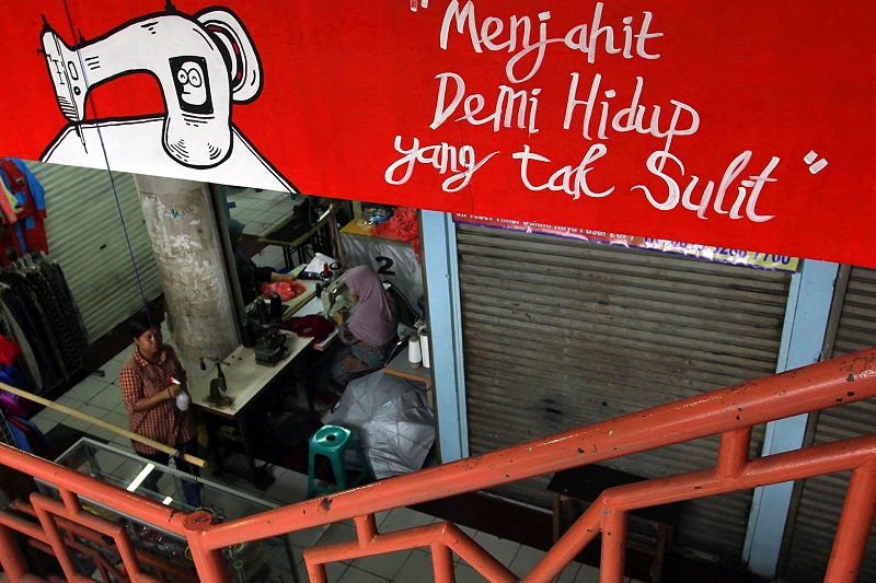 Mural soal ekonomi rakyat di Pasar Tebet Timur, Jakarta Selatan. (Foto: MerahPutih/Dery Ridwansah)