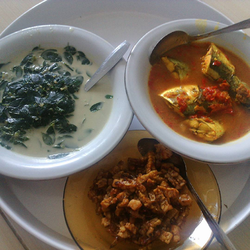 Uta kelo makanan khas Suku Kaili, Sulawesi Tengah, disandingkan dengan lauk pauk. (Instagram/ phutrywardhana)