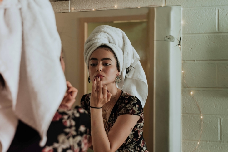Sabar adalah kunci untuk melihat efek pada kulit kita. (Foto: Unsplash/kevin laminto)