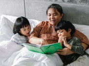 Membacakan Buku Cerita Menjelang Tidur Bikin Anak Makin Damai