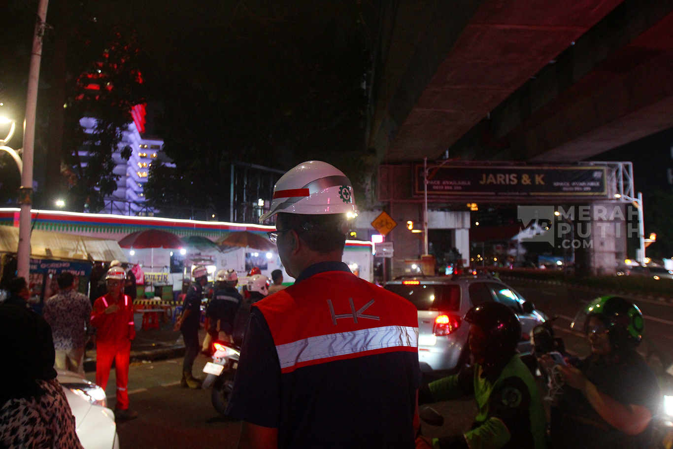 Besi Crane Jatuh Mengenai Bagian Depan MRT Jakarta