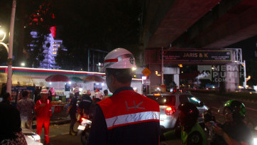 Proses Evakuasi Alat Berat Jatuh di Jalur MRT Jakarta Depan Gedung Kejaksaan Agung