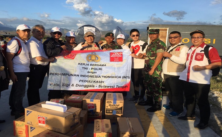 Anggota TNI dan Polri bekerjasama mengangkut bantuan kemanusiaan INTI di Bandara Palu