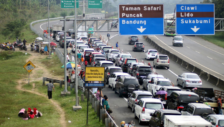 Antrean sejumlah kendaraan di jalur keluar tol Gadog, Ciawi, Jawa Barat, Jumat (29/12). ANTARAFOTO/Yulius Satria Wijaya/foc/17