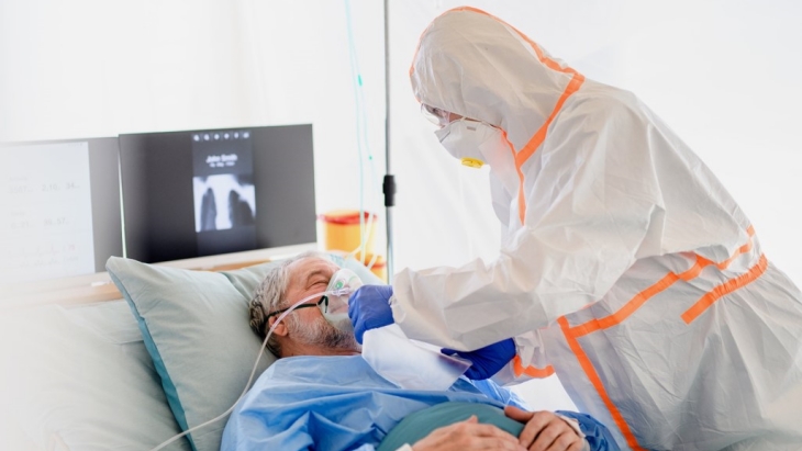 Satu dosis vaksin masih cukup untuk mencegah rawat inap atau kematian akibat virus. (Foto: 123RF/halfpoint)
