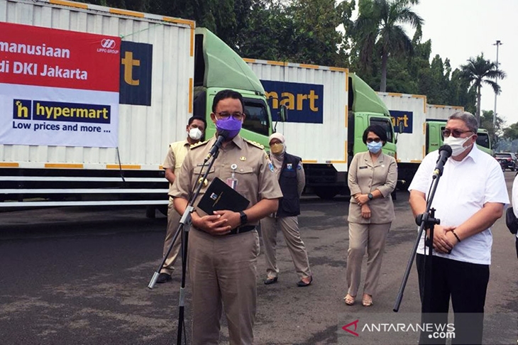 Serah terima bantuan 7.500 paket sembako untuk warga DKI Jakarta oleh Gubernur DKI Jakarta Anies Baswedan dan Komisaris PT Matahari Department Store Tbk, Roy Mandey di Kawasan Monas, Jakarta Pusat, Senin (19/7/2021). ANTARA/Mentari Dwi Gayati/am.
