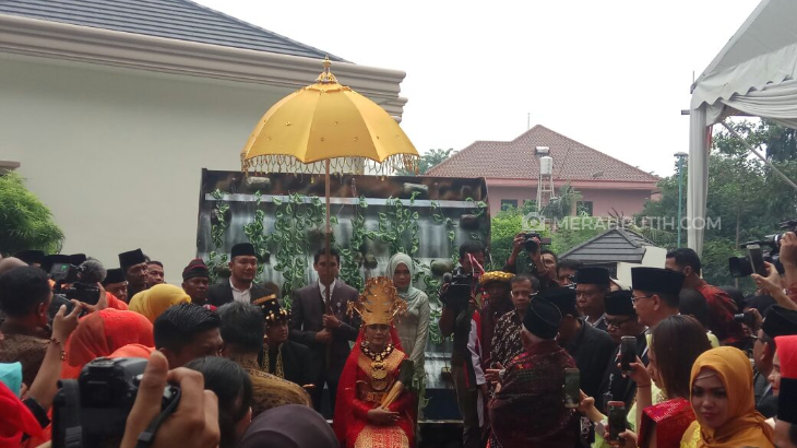 Prosesi Tapian Ra Na Martua Kukuhkan Bobby-Kahiyang Sebagai Orang Tua