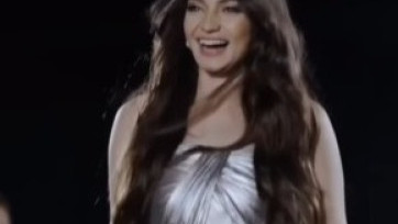 Penampilan Enzy Storia di L'Oreal Paris Fashion Week Bikin Pangling