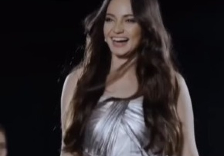 Penampilan Enzy Storia di L'Oreal Paris Fashion Week Bikin Pangling
