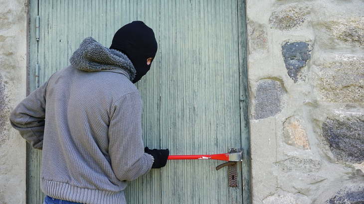 Cegah Maling Saat Rumah Kosong dengan Cara Ini