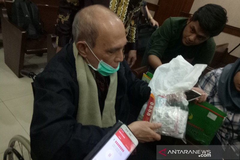 Mayjen (Purn) TNI Kivlan Zen menunjukan obat- obatnya kepada wartawan sebelum sidang eksepsi di Pengadilan Negeri Jakarta Pusat, Rabu (18/12/2019). (ANTARA/ Livia Kristianti)