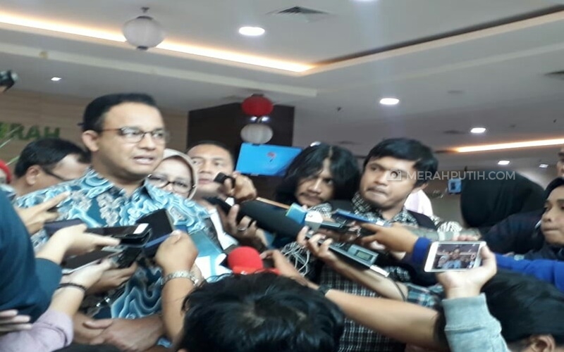 Anies Baswedan melayani pertanyaan wartawan