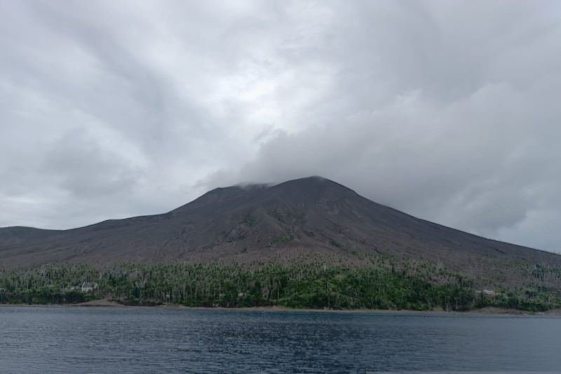Gunung Ruang Kembali Erupsi, Warga Jember Merasakan Hujan Abu Vulkanik Tipis