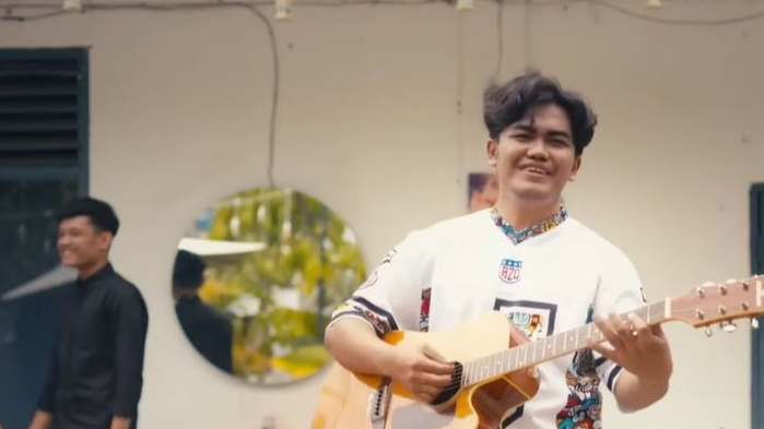 Jayadi Hadirkan Romansa Sederhana Penuh Emosi lewat Single 'Lagu Jatuh Cinta'