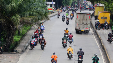 Aksi Pengendara Motor Lawan Arus Warnai Lalu Lintas Jalan Daan Mogot Jakarta Barat