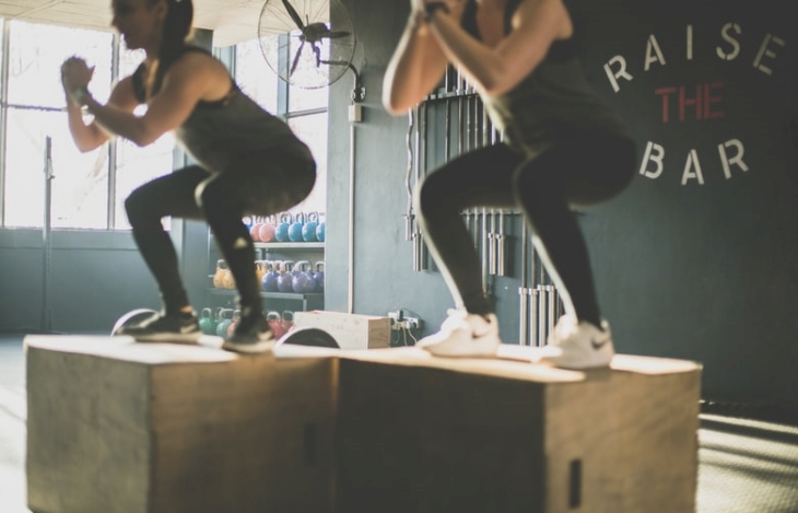 Mungkin ada alasan spesial ya mengapa beberapa orang sangat gemar pergi nge-gym. (Foto: unspplash/@yellowteapot)