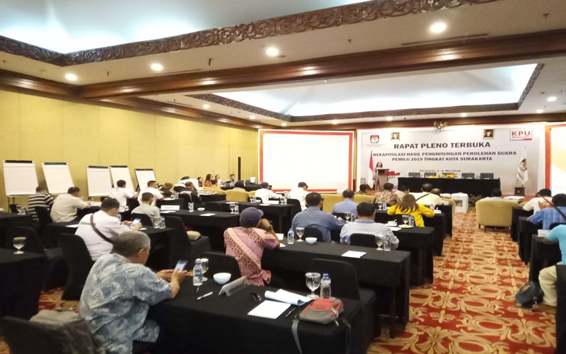 Rapat rekapitulasi perhitungan suara di KPUD Solo