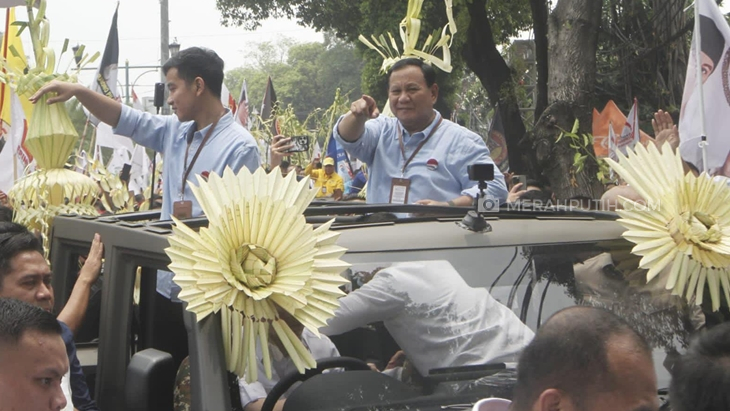 Prabowo Bangga Daftar Capres-Cawapres Naik Maung Pindad