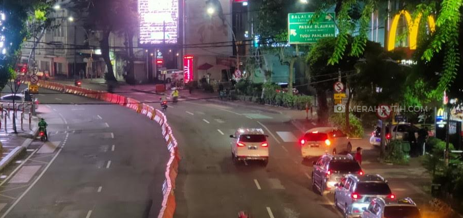 Ruas Jl. Basuki Rahmat Surabaya nampak sunyi saat pemberlakuan PPKM Darurat. (MP/Andika)
