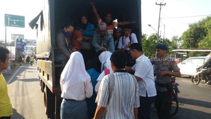 Protes Ojek Online, Sopir Angkot di Cirebon Mogok