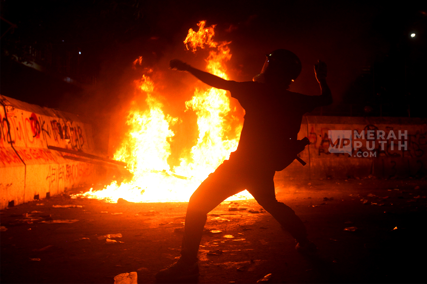 Aksi Demo Mahasiswa Indonesia Gelap Ricuh hingga Malam Hari di Patung Kuda Jakarta