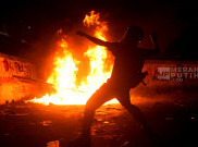 Aksi Demo Mahasiswa Indonesia Gelap Ricuh hingga Malam Hari di Patung Kuda Jakarta