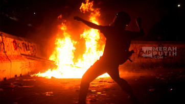Aksi Demo Mahasiswa Indonesia Gelap Ricuh hingga Malam Hari di Patung Kuda Jakarta