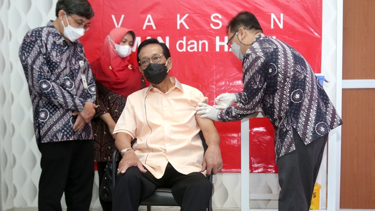 Gubernur DIY Sri Sultan Hamengkubuwono X (masker item) saat divaksin COVID-19. (Foto: MP/Teresa Ika)