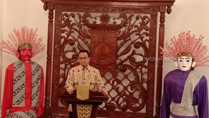 Gubernur DKI Jakarta Anies Baswedan izinkan PKL berjualan di trotoar