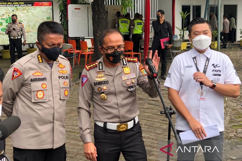 Direktur Lalu Lintas Polda Metro Jaya Kombes Pol Sambodo Purnomo Yogo (tengah) dan Wakil Direktur Utama  MGPA (Mandalika Grand Prix Association), Cahyadi Wanda (kanan) berikan keterangan terkait parade pembalap MotoGP, dalam jumpa pers di Jakarta, Selasa (15/3/2022). ANTARA/Fianda Sjofjan Rassat