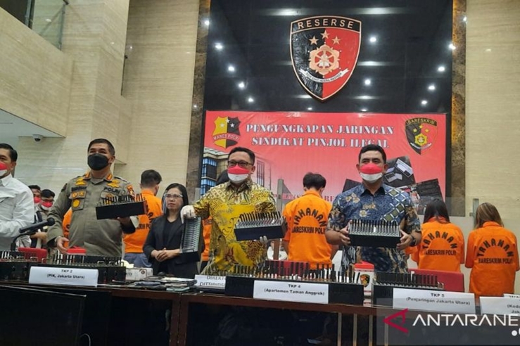 Dittipideksus Bareskrim Polri mengungkap penangkapan tujuh pelaku sindikat pinjaman 'online' (pinjol) ilegal yang ditangkap di wilayah DKI Jakarta, Rabu (20/10/2021). (ANTARA/Laily Rahmawaty)