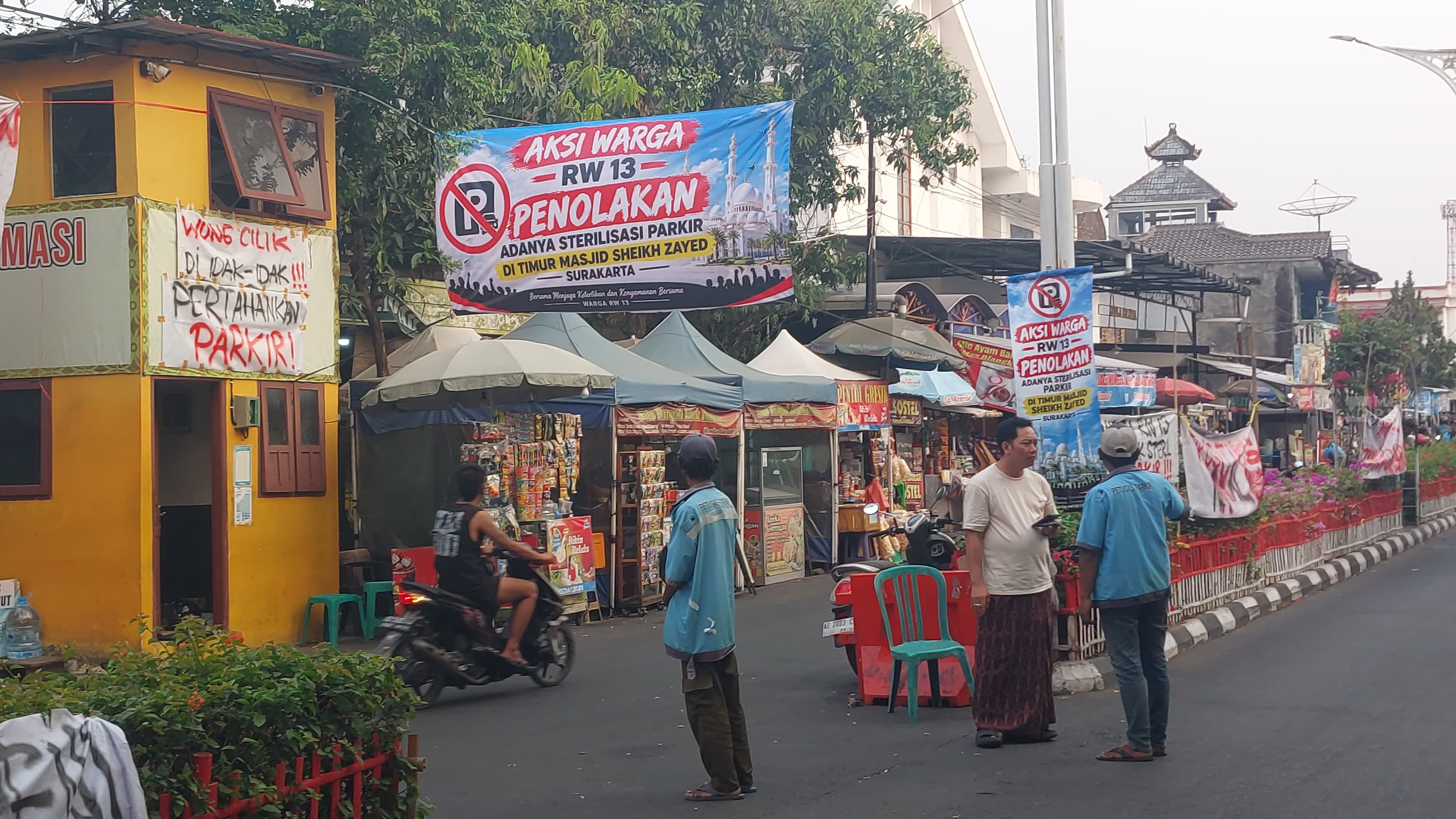 Terancam Kehilangan Pekerjaan, 56 Jukir Masjid Zayed Demo